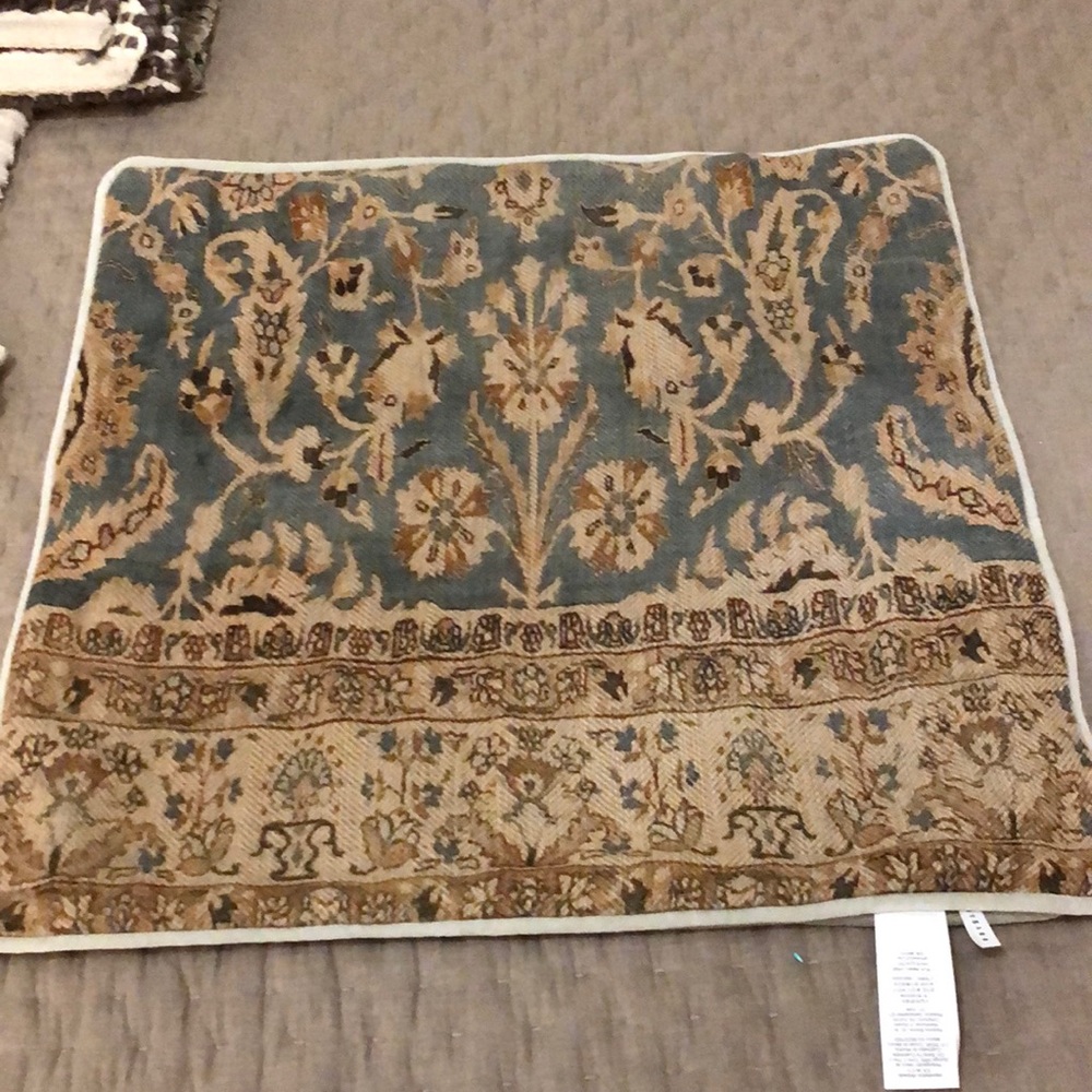 Pottery Barn pillow in nwot condition